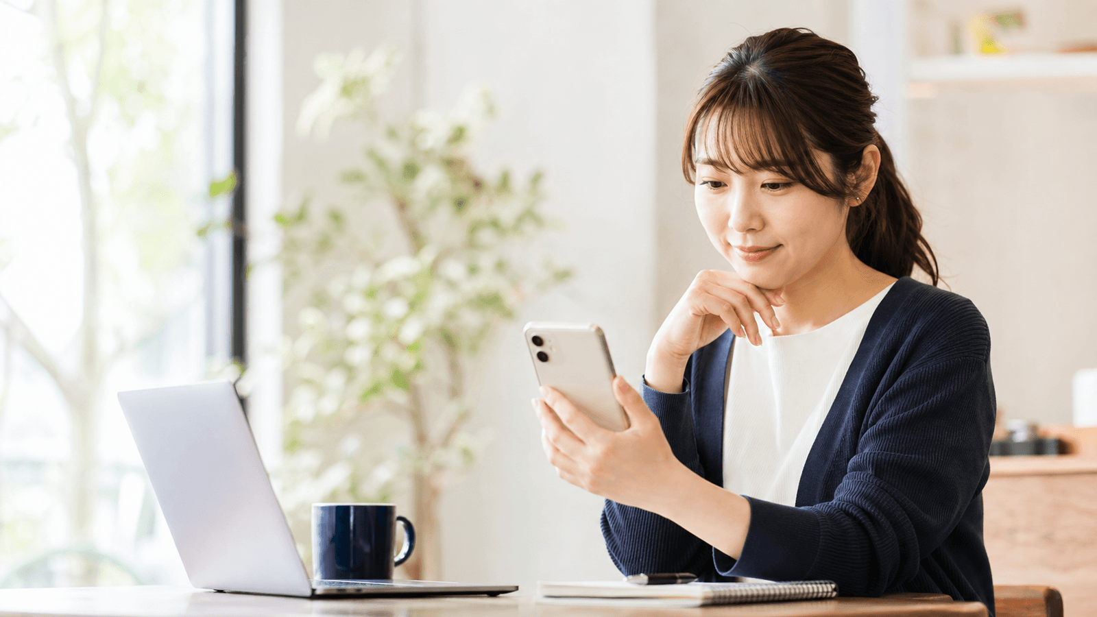 応募前にスマートフォンで会社の採用情報を確認する求職者